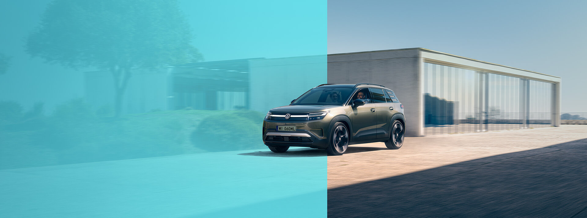 Volkswagen ID. CROSS jadący przed nowoczesnym budynkiem.